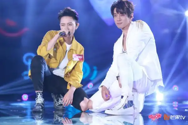 王金金超女四强献唱开场曲《想唱就唱之狂梦霓虹》圈9首度钢琴弹唱