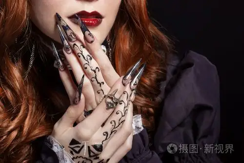 漂亮的长而锋利的黑色嫁接丙烯酸指甲图像女巫