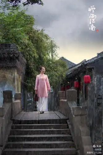 烟雨江南 写美篇撑着油纸伞, 独自 彷徨在悠长, 悠长 又寂寥的雨巷 我