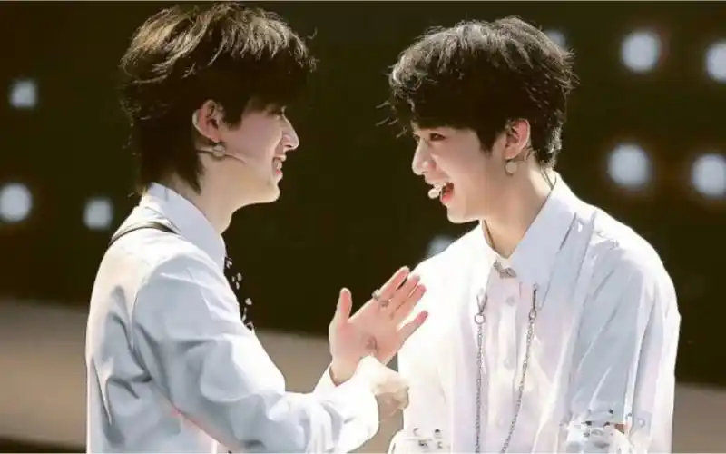 时代少年团宋亚轩刘耀文,看视频被卡住时发现吻文和轩轩的鞋带都散了