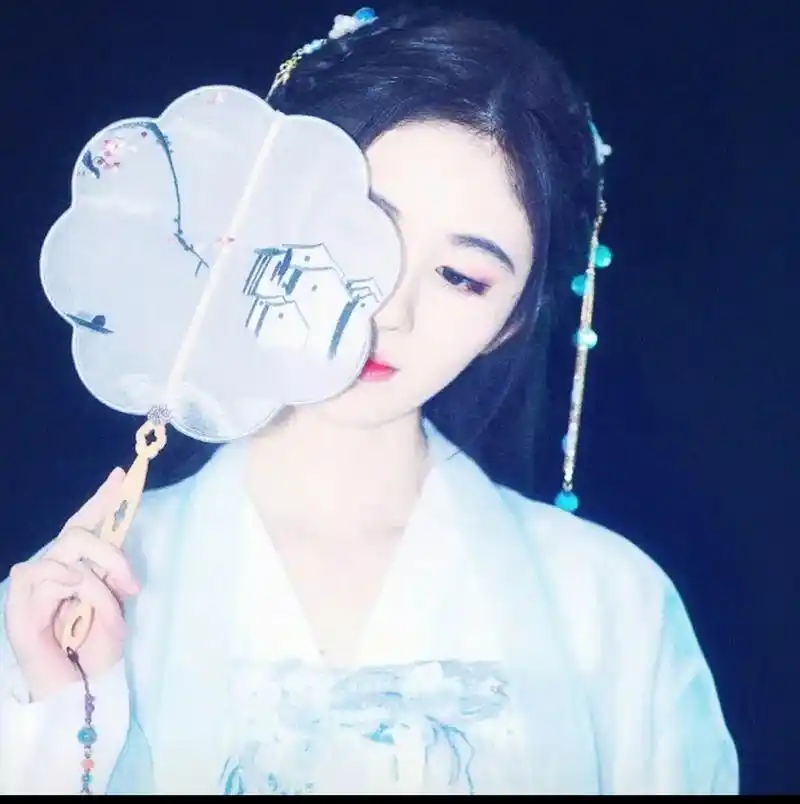 鞠婧祎,轻拢雾绡半遮面,一扇幽梦待君识.