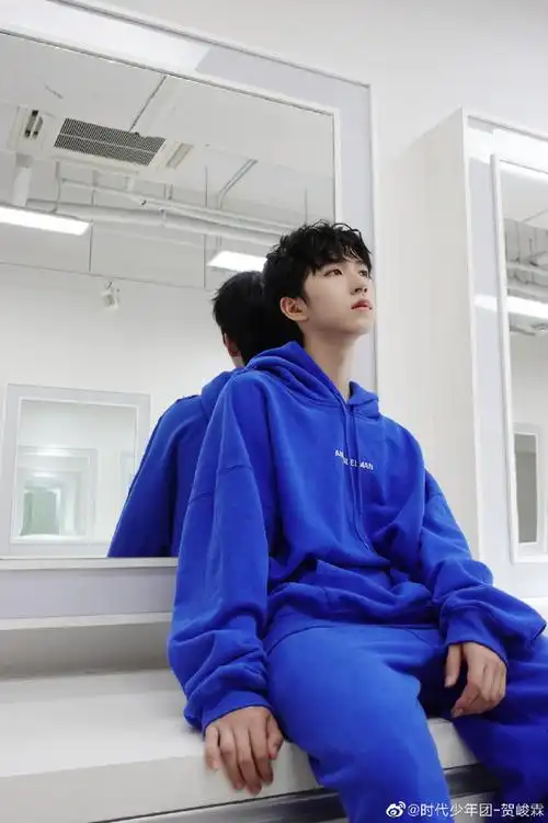 贺峻霖蓝色卫衣七宫格告别八月