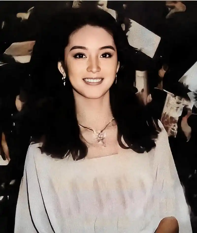 林青霞年轻时候的绝美留影,照片中林青霞五官精致,面容姣好,留着一头