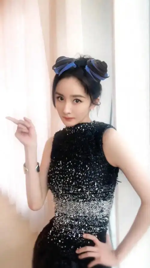 好美好飒的杨幂! 双丸子头特效可爱的嘞__财经头条