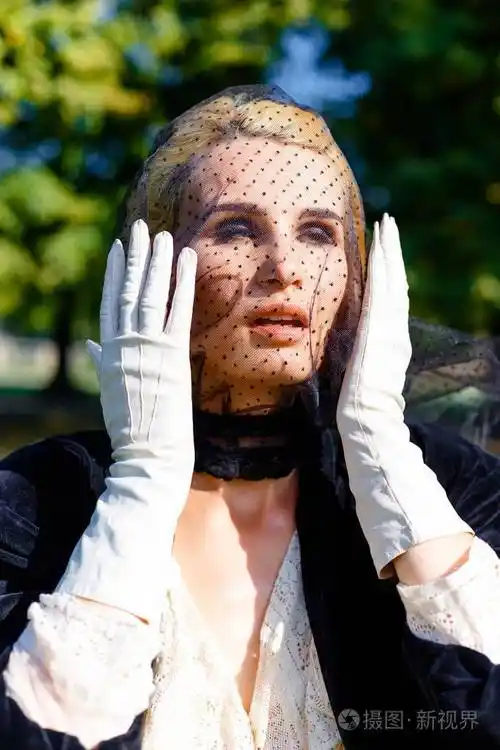 华丽的年轻女子在面纱