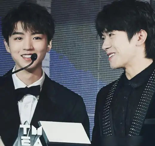 千玺小凯戴同款表妈妈还送两人相同的手链友谊得到家人认可