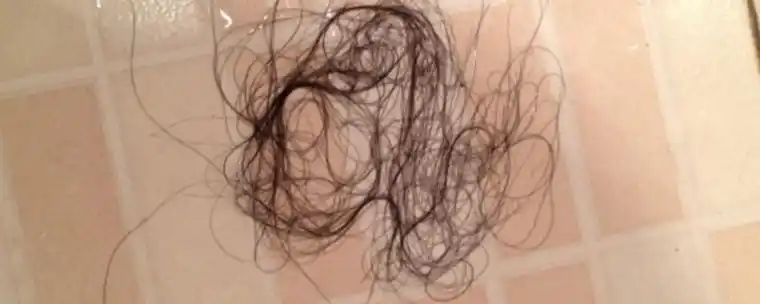 怎么清洁地板上的头发