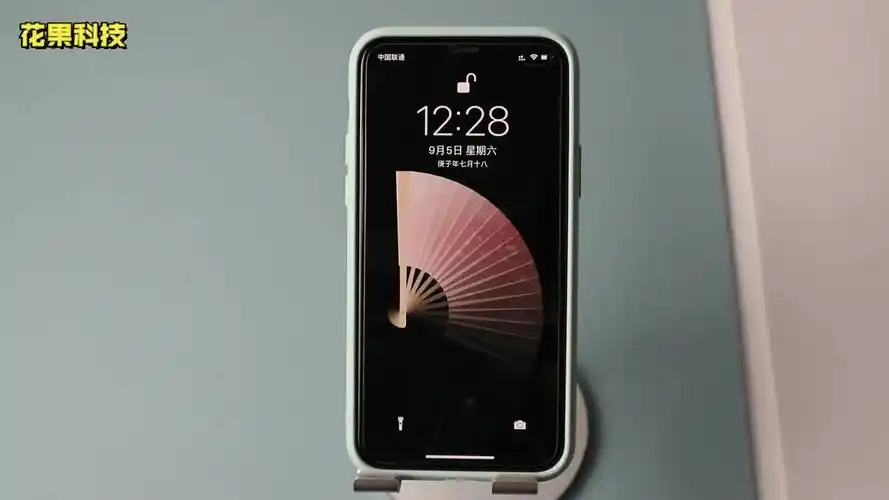 超有意思的iphone渐变开灯壁纸,亮屏的时候太酷了