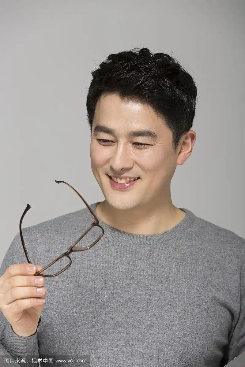戴眼镜的中年男子肖像