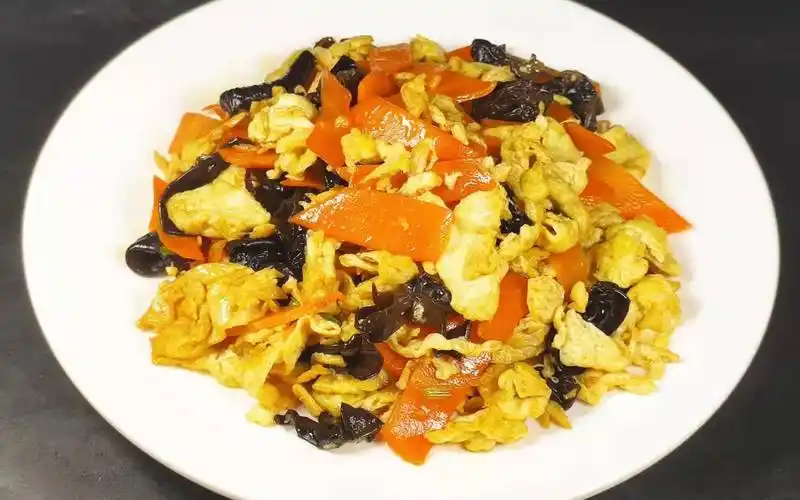 胡萝卜木耳炒鸡蛋学会这样做营养丰富清淡爽口别提有多好吃了