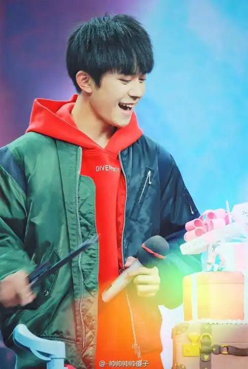 易烊千玺"归来"16岁生日会