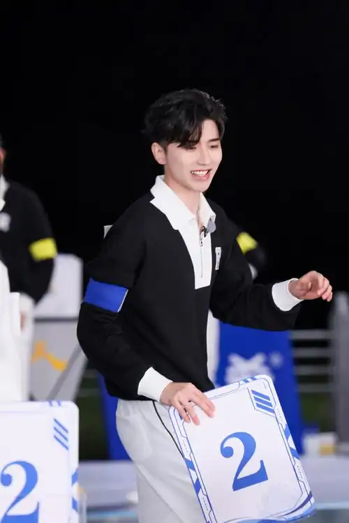 跑男来了cut04视频sniperaugust_蔡徐坤傻站enamored迷恋·蔡徐坤