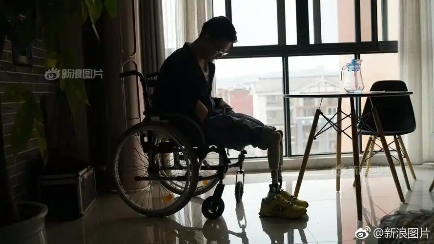 震后十年:"夹缝男孩"创业开互联网公司_新浪看点