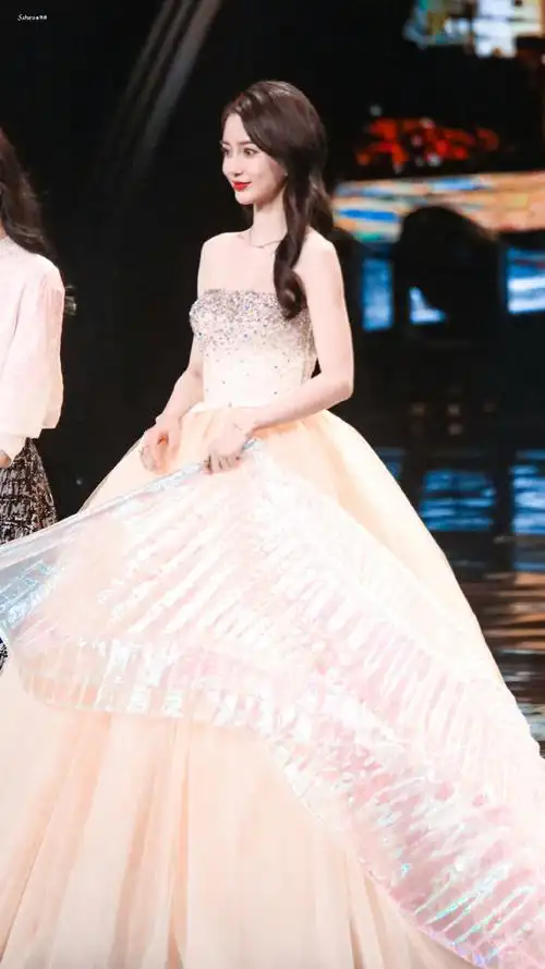 杨颖晶钻公主裙