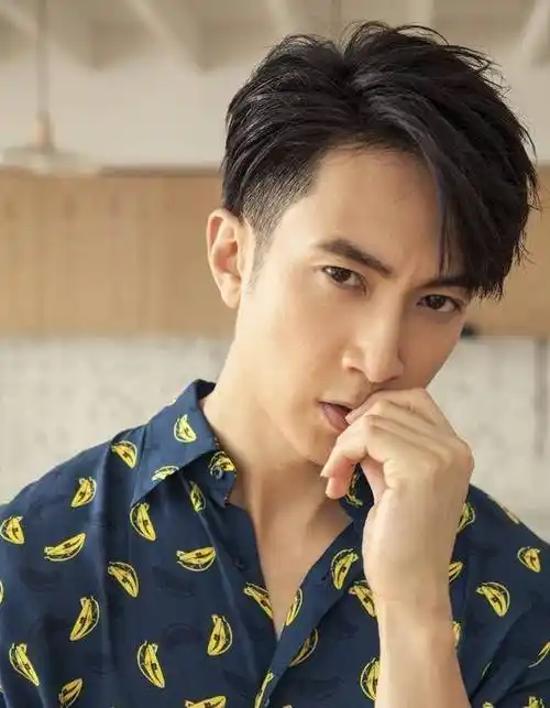 吴尊女儿neinei近照大变样,长发披肩气质端庄,大长腿很是有范_爸爸