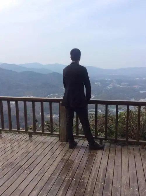 看那孤独落寞的背影.谁能明白他那痛楚与凄凉