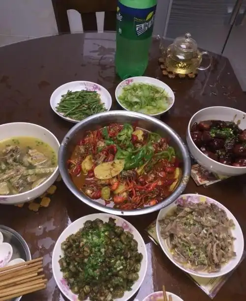 城里姑娘回农村男友家吃饭, 本来很嫌弃, 吃过后赞不绝口!_网易订阅