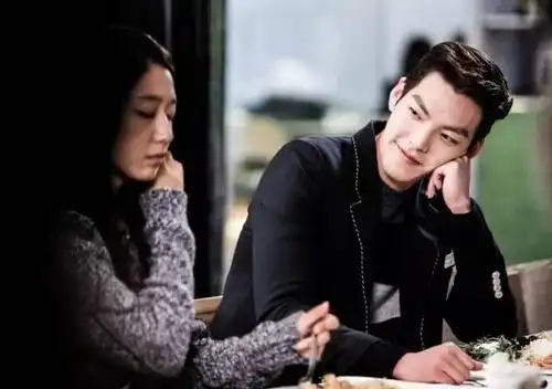 真正意义上让他彻底红起来的电视剧是《继承者们》,崔英道这个有颜,有