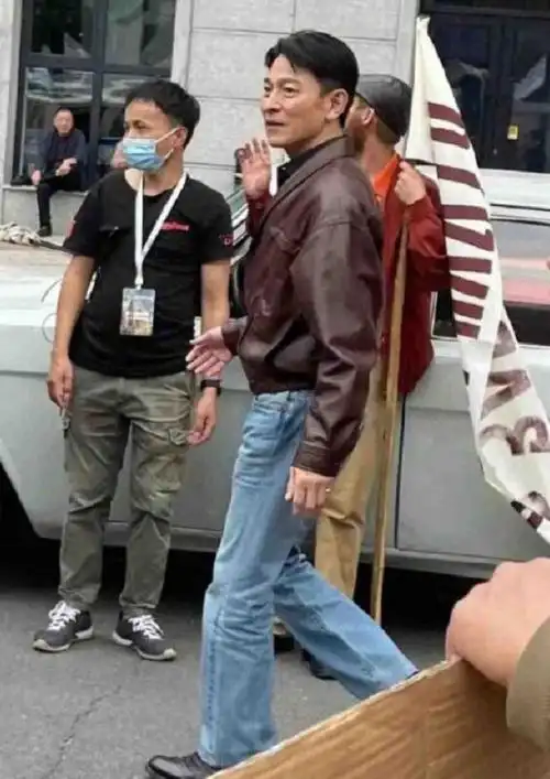 刘德华现身街头身高1米74被拍成小个子网友打趣像郭敬明