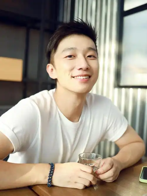 纵享丝滑 #单眼皮 #禁欲系 #阳光男孩 #可狼可奶 - 抖音