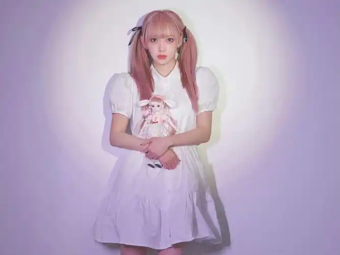 程潇《了不起舞社2》造型图 粉发双马尾,白色连衣裙