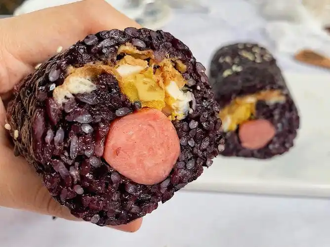 咸蛋黄肉松紫米饭团的做法