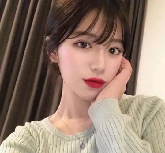 张靓颖的公主切刘海太惊艳配上藏青色连衣裙气质冷艳高贵