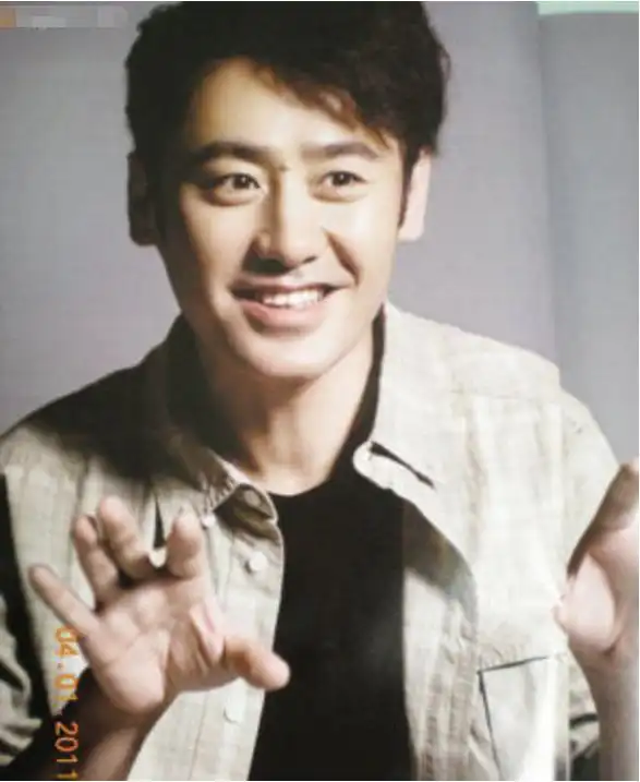 吴秀波年轻时一脸青涩,没留胡子的他判若两人