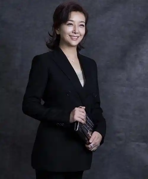 江珊老公陪继女逛街,关系好得和亲生一样,25岁忆心素颜像40岁_生活