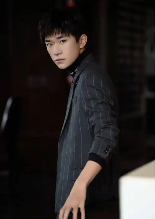 易烊千玺不愧能火,穿黑色西装配金色身材针,骨子里透着文雅