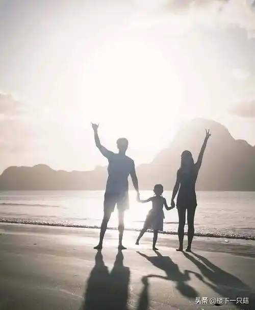 王阳明蔡诗芸十年后,带女儿重回定情地,海边拥吻,一家三口合照超幸福