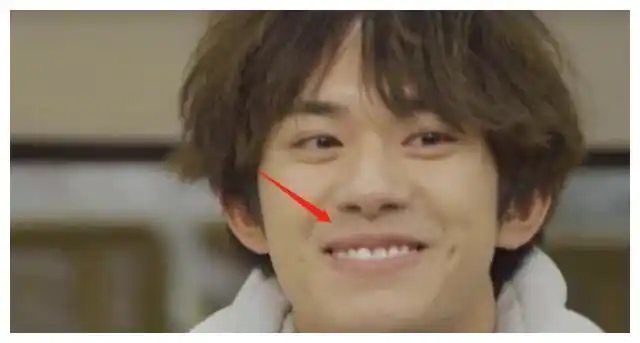 有一种"卸妆后"叫做易烊千玺,这在出生图下太明显了