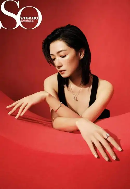 万茜登杂志封面 展现女性柔美形象|万茜|女性|杂志_新浪新闻