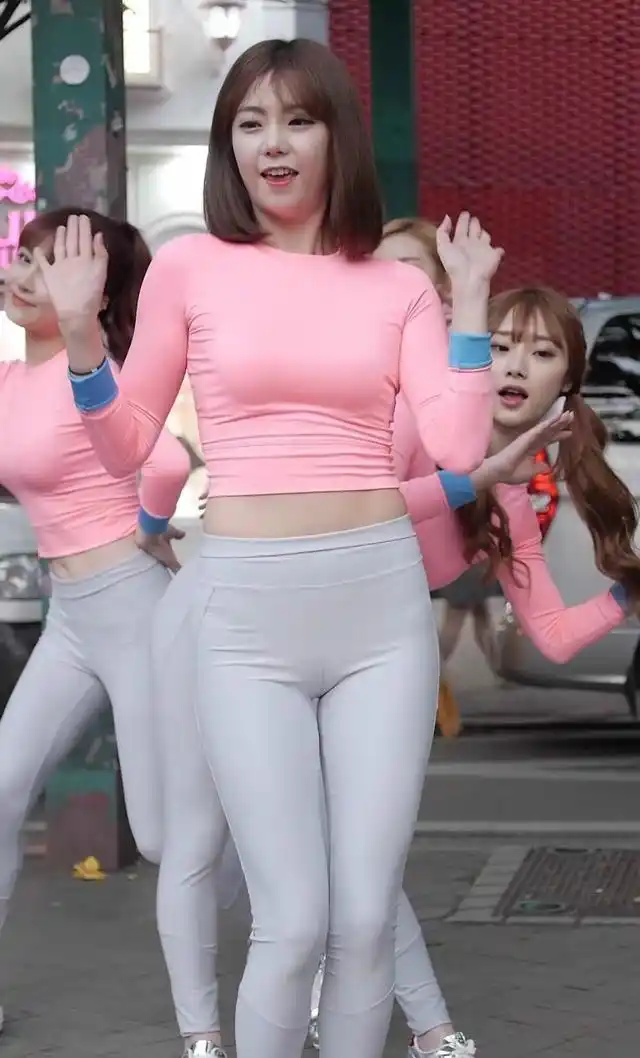实拍:韩国女团时尚粉色紧身装,露台演唱现场热舞