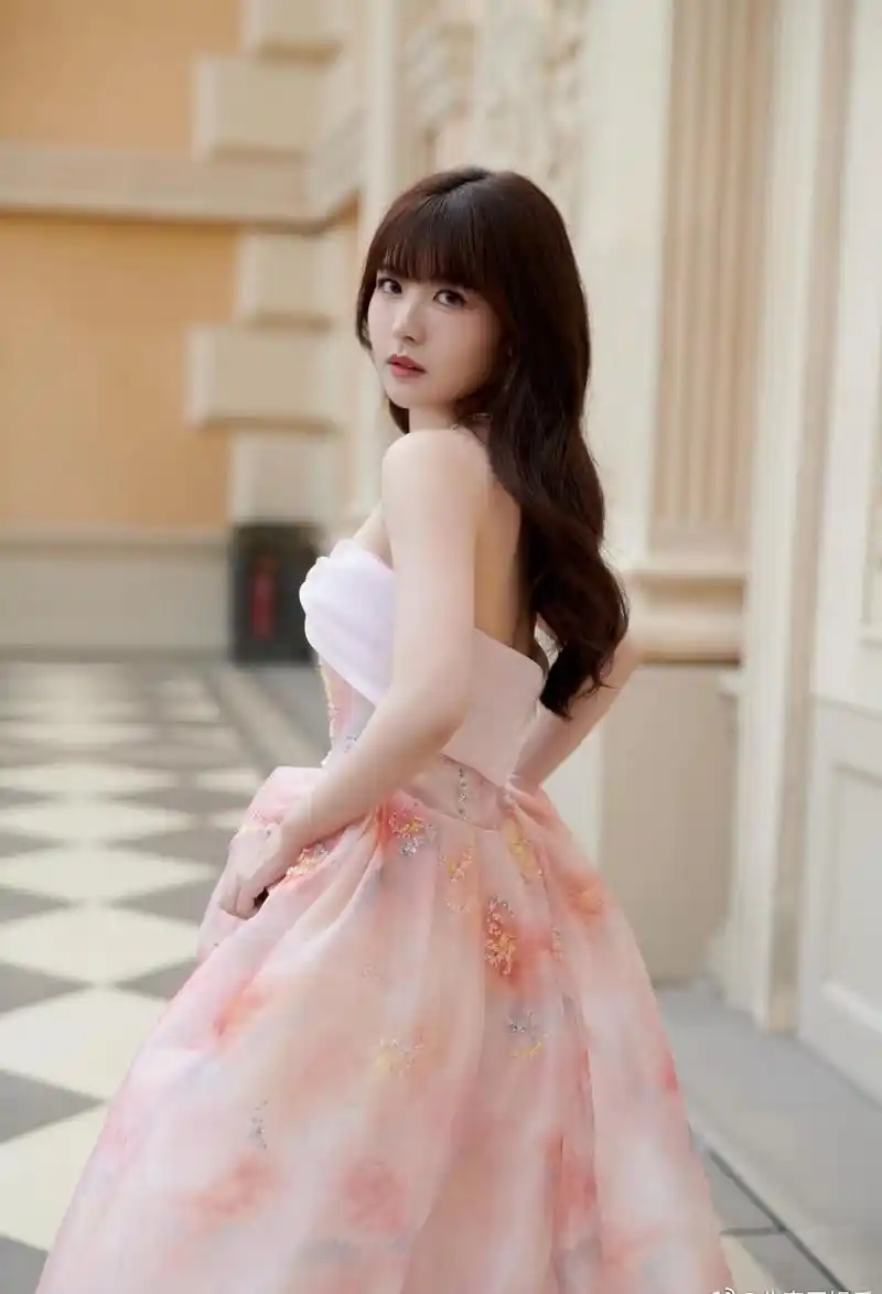 赖美云春日樱花抹裙优雅写真