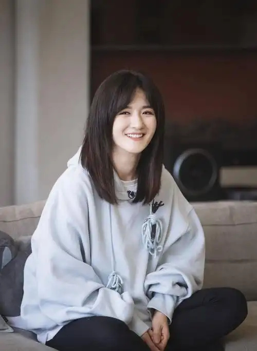 朋友请看好,来自谢娜的治愈系穿搭,温柔简约又不失甜美少女感!