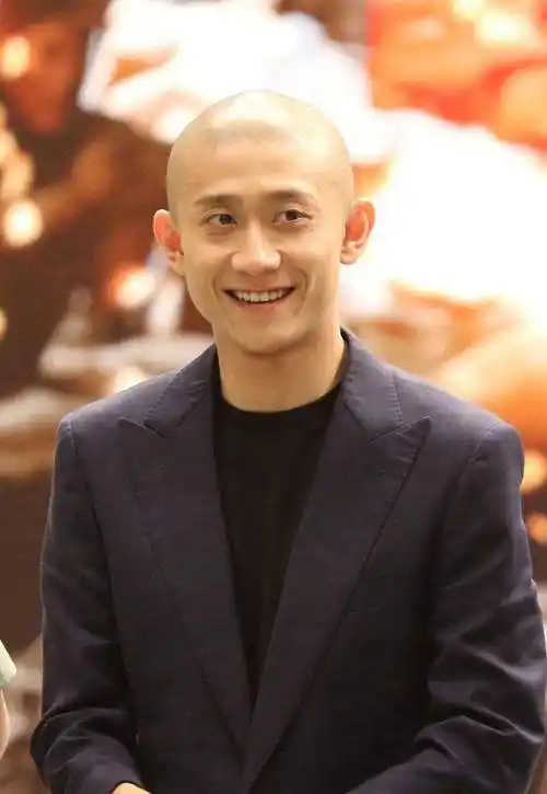 光头张一山正装出席活动,表情严肃一本正经,下一秒就变表情包_演技