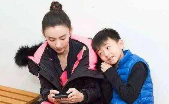 谢霆锋妹妹3岁女儿照片曝光,孩子是混血宝宝,绝口不提生父身份_谢贤之