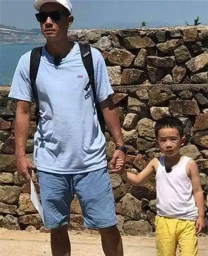 小小春坐上协力车之后,想跟陈小春一样坐在有方向盘的位置,但因为身高