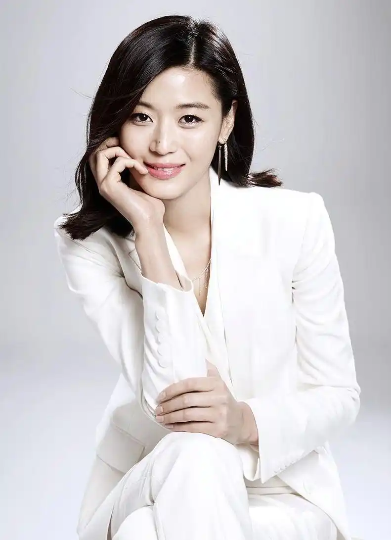 二胎时代的全智贤身材纤细,更添成熟韵味气质