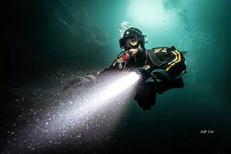 专业强光潜水手电筒&防水手电筒&led潜水灯&水下照明灯&技潜灯_养殖