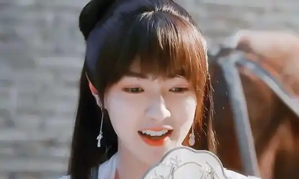 孙坚与马天宇的长相有些相似,都是属于眉眼处偏女相的那种,所以扮起