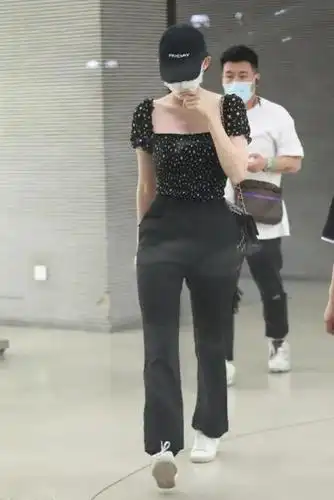 古力娜扎"翻车"了!黑色喇叭裤穿出大宽胯,视觉上起码得胖10斤