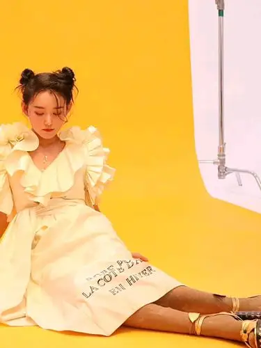 有种叫19岁蒋依依的高跟鞋,鞋跟比她手臂还粗,一般人驾驭不了