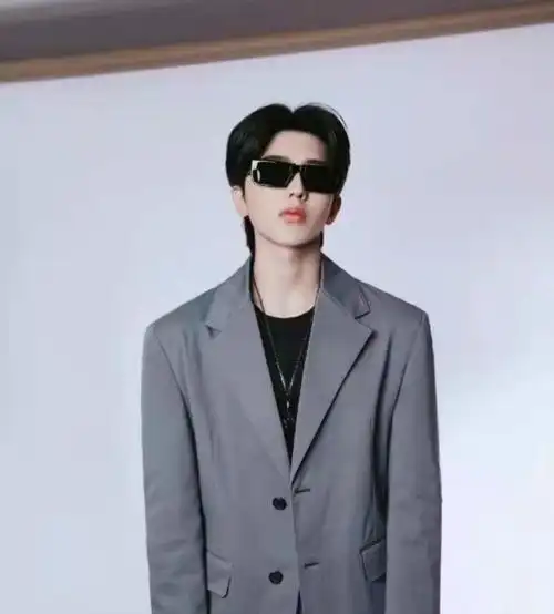蔡徐坤室内戴墨镜的原因谨遵医嘱是个乖宝宝