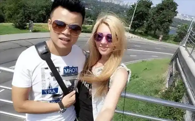 也正是这件事,让阿廖娜对陈宣宣更加爱慕,两人一发不可收拾的相爱在一