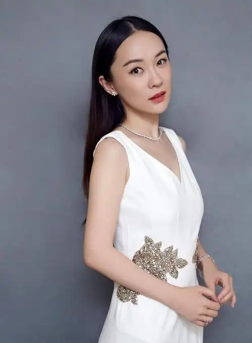 霍思燕穿6万7礼服现身华表奖优雅大气杜江搂腰凝视太甜蜜