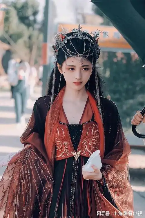 鞠婧祎花戎最新路透图红黑盛装造型