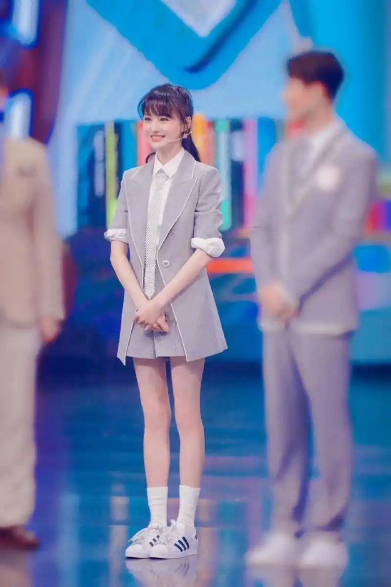 被郑爽的大长腿深深的吸引住了,这腿真的没谁了,讲真的我也好想要一双