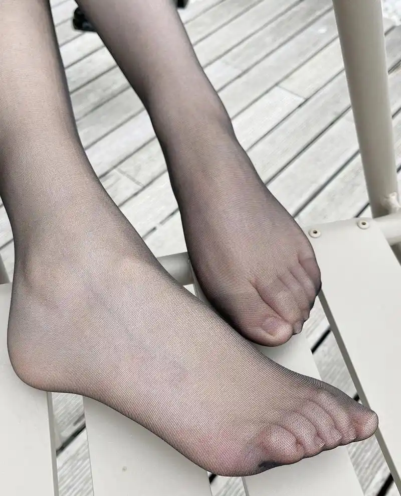 谁能拒绝一双微亮丝袜 还是脚尖透明的呢?